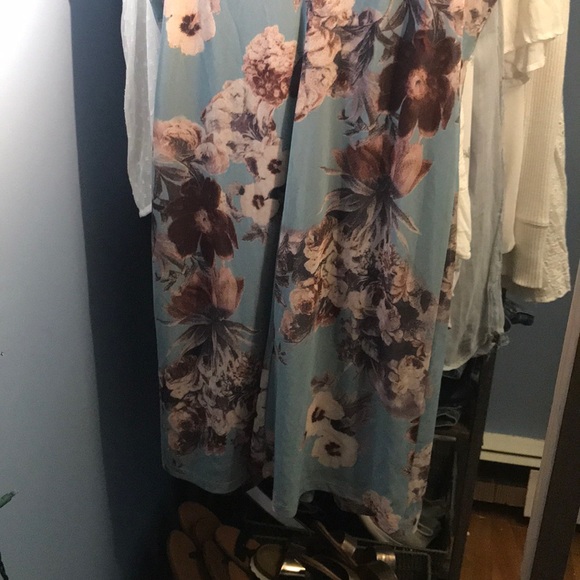 Blue flower dress. So flattering - Picture 5 of 5